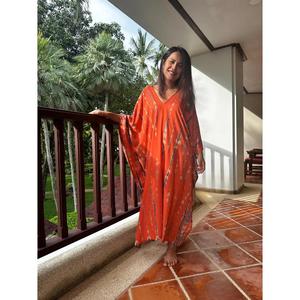Robe longue kaftan tie-dye pour femme, écologique, lavable, 100 % coton, coupe ample, style resort, pour l'été, la plage et les vacances - Product Image 3