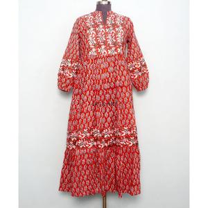 Vestido maxi de algodón tejido a mano para mujer, corte ajustado y acampanado, floral, manga larga, cierre de botones, decoraciones modernas, para clima cálido. - Product Image 1