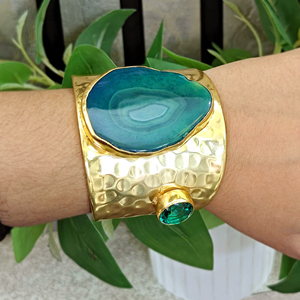 Bracelets larges plaqués or 18 carats avec pierres de luxe, agate verte en tranches et quartz apatite, style martelé, vente en gros - Product Image 3