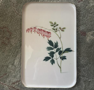 Bandeja Rectangular Blanca de Aluminio para Servir con Diseño Floral de Corazón Rosa Impreso Digitalmente Hecho a Mano, Duradera - Product Image 1