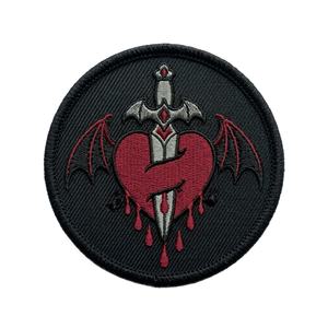 Patch thermocollant personnalisé Cœur Saignant, Épée, Aile de Chauve-souris, Brodé en cercle, pour vêtements Emo Goth et vestes en jean - Product Image 1