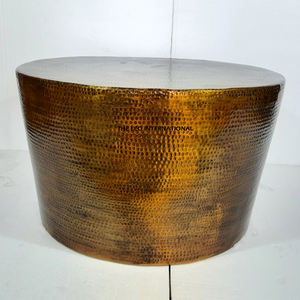 โต๊ะกาแฟทรงกลมสำหรับห้องนั่งเล่น ดีไซน์ทันสมัย ผลิตจากอะลูมิเนียม โลหะทองเหลือง ตกแต่งผิวแบบโบราณ พร้อมลวดลายแบบตอกลาย - Product Image 1