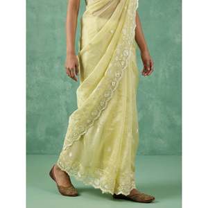 Sari en Soie Pure Chanda Elite Weaves avec Broderie Florale Élégante, Travaux Schiffli, Resham, Zari et Bordure Découpée – Idéal pour Mariages Indiens/Pakistanais - Product Image 1
