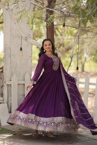 Costume Anarkali à effet de fleurs brodé de sequins riches - Style moderne pour bal de promo, mariage et Diwali - Product Image 4