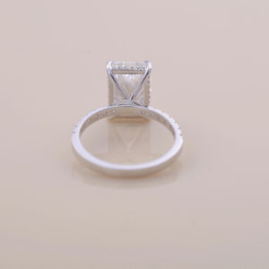 Bague de fiançailles en diamant de laboratoire taille radiant 3,03 carats, or blanc, rose et jaune 14K plaqué rhodium, avec halo caché et pavé de luxe - Product Image 5