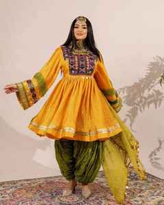 Robe de mariée moderne faite à la main pour femme, modèle 2026, col en V, coupe trapèze, longueur genou, broderies multicolores, appliques en dentelle, volants - Product Image 5