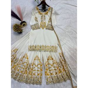 Magnifique ensemble de costume en satin avec broderies et dentelle, orné de bordures fantaisie - Product Image 3