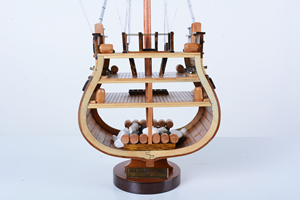 Maquette de bateau en bois USS Constitution, section transversale, artisanale, gravée, durable, décoration navale pour salon et bureau - Product Image 3