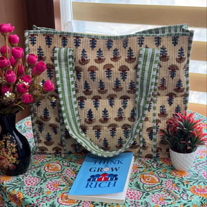 Bolso tote informal de algodón acolchado con estampado floral decorativo hecho a mano, ideal para viajes diarios y artículos esenciales. - Product Image 1