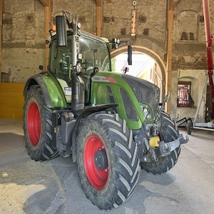 Realice tareas agrícolas difíciles con facilidad usando el tractor Fendt 714 Vario, diseñado para un funcionamiento fluido y eficiente en la consumación de combustible. - Product Image 4