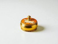 Boîte à Sindhur élégante en fer doré, petite, à couvercle, moderne, multifonctionnelle, écologique, brillante, pour table, pour femmes, occasions traditionnelles