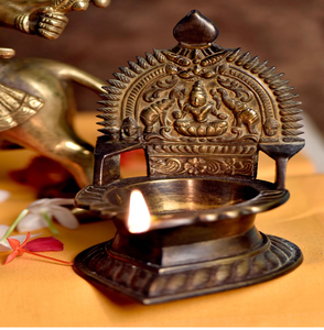 Diya artistique à une seule mèche avec une plaque décorative en forme d'éventail et une base à plusieurs niveaux. Disponible à prix de gros. - Product Image 6