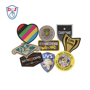 Écussons tissés personnalisés avec logo pour garnitures de vêtements - Product Image 1
