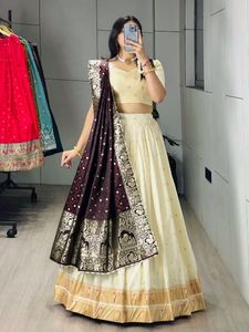 Lehenga Choli en soie de créateur avec dupatta tissée Paithani, tenue de mariée festive - Product Image 2