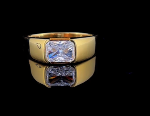 Bague de luxe pour homme en or avec diamant de laboratoire taille émeraude, style signet moderne, bijoux fins sur mesure - Product Image 1