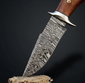 Couteau de chasse artisanal en acier Damas avec manche en bois naturel |   Couteau de camping extérieur personnalisé avec étui en cuir | - Product Image 2