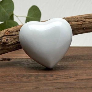 Ensemble de 3 urnes funéraires blanches en forme de cœur avec support métallique pour cendres humaines adultes, urne souvenir en forme de cœur pour cendres d'adultes - Product Image 5