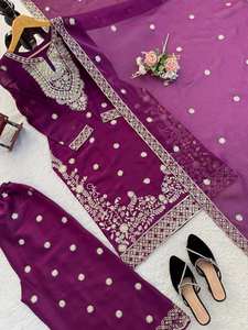 Salwar Kameez de créateur en pure soie avec broderie et travail de sequins, prêt-à-porter - Product Image 6