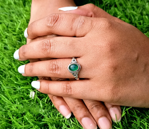 Anillo Hecho a Mano en Plata de Ley 925 con Ónix Verde, Gema Natural con Engaste en Bisel, Corte Ovalado, Clásico, para Regalo de Boda o Compromiso - Product Image 4