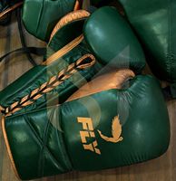 Ensemble de gants de boxe en cuir Fly Leather professionnels neufs et de protection pour la tête et le bas du corps, vert et or, fabrication pakistanaise.