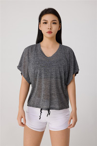 เสื้อครอปคอวีสีเทาสำหรับผู้หญิง ทรงหลวม ผ้าสแปนเด็กซ์ผสมคอตตอน ระบายอากาศได้ดี แขนสั้น ชุดโยคะ กางเกงขาสั้นเอวสูงสีขาว - Product Image 5