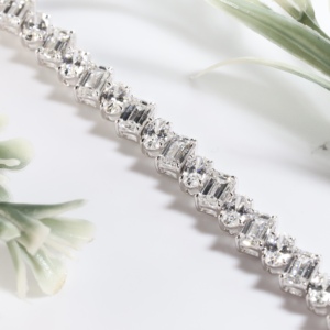 Bracelet de luxe unisexe en diamants de laboratoire classiques multi-formes, taille émeraude et ovale, avec cristaux taillés en cascade horizontale - Product Image 3