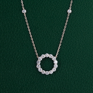 Elegante Collar con Colgante Circular de Diamante Cultivado en Laboratorio con Engaste de Piedras Brillantes, Diseño de Joyería Minimalista de Lujo para Mujer - Product Image 4