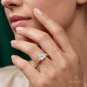 Bague de Mariage en Diamant de Laboratoire Taille Princesse, Centre Classique à Quatre Griffes avec Cadre Géométrique Audacieux, Bague Pavée Multi-Rangées - Product Image 4