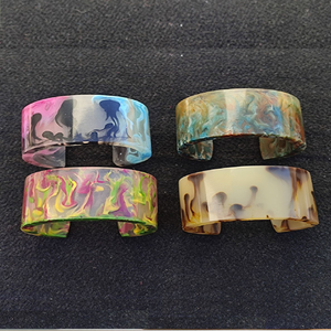 Magnifiques bracelets en résine bleu océan superposés, dotés d'une finition translucide à texture ondulée unique, disponibles à prix de gros. - Product Image 6