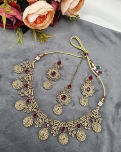 Ensemble de collier avec pierres précieuses rondes et en forme de poire, avec boucles d'oreilles et mangtika, bijoux de créateur, vêtements ethniques traditionnels, vente en gros - Product Image 4