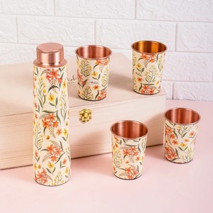 Botella de Agua de Cobre con Diseño Floral, Juego de 4 Tazas, Reutilizable, para Viaje, con Caja de Regalo Incluida - Product Image 1