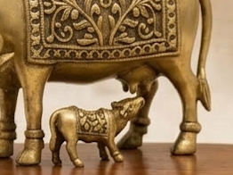 Idole artisanale en laiton Kamdhenu Vache et Veau, motif floral Art Déco, écologique, pour la décoration spirituelle de la Puja, objet décoratif pour temple domestique, cadeau - Product Image 2
