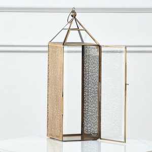 Lanterne porte-bougie en métal doré et verre de qualité supérieure, style moderne décoratif vintage, pour suspension ou présentation sur table, idéale pour les événements intérieurs - Product Image 2