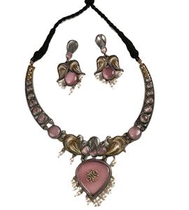 Parure de mariée bicolore en argent oxydé et or, sertie de pierres roses Monalisa, avec pendentifs goutte de perle, style bohème cœur ethnique - Product Image 1