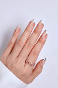 Uñas Postizas Elegantes con Punta Francesa, Color Nude Lechoso, Forma Almendrada, Personalizadas OEM ODM de Fábrica, Estampado Dorado, Longitud Media, 24 Piezas - Product Image 4