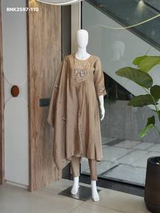 สินค้ามาใหม่ ชุดคุर्ติ-กางเกง-ผ้าคลุมไหล่ ทรงเอไลน์ ผ้าไหมทูโทน ปักลายดอกไม้-ผีเสื้อ  ผู้จัดจำหน่ายทั่วโลก ผู้ส่งออกอินเดีย - Product Image 4