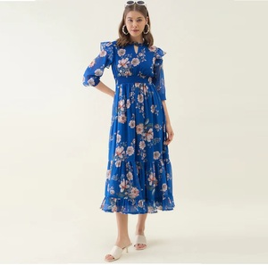 Robe longue maxi à imprimé floral bleu en georgette avec manches trois quarts et col haut pour un usage décontracté et un confort quotidien - Product Image 1