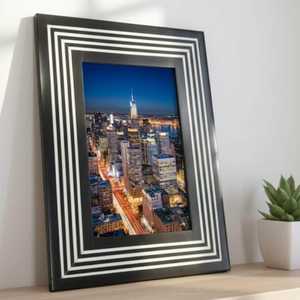 Marco de Resina y Hueso con Incrustaciones, Moderno y de Lujo, Hecho a Mano, para Exhibición de Fotos con Diseño Geométrico Artístico para Interiores Sofisticados - Product Image 3