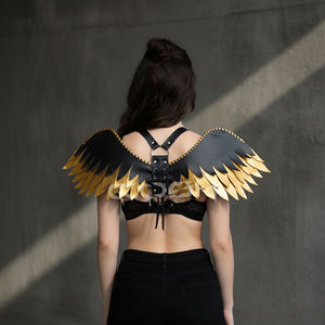 Harnais gothique en similicuir noir et blanc à plumes, avec ailes d'ange à lacets au dos, anneaux en O argentés et clous - Product Image 4