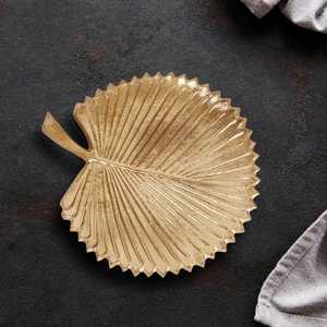 Plateau de service en métal doré, plat irrégulier en aluminium en forme d'éventail, plat décoratif pour la maison, les fêtes et les mariages - Product Image 1
