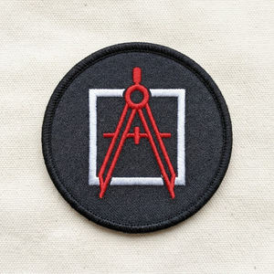 Écusson thermocollant maçonnique personnalisé en gros, compas de traçage rouge, cadre blanc, emblème brodé rond noir, badge pour vêtements, vente en gros - Product Image 1