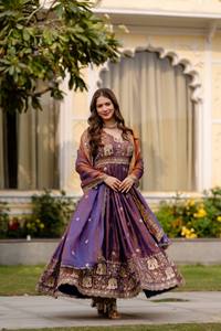 AARIKA TEXTILE Robe ethnique de luxe en satin brodé, avec dupatta richement ornée, séchage rapide, pour fêtes, mariages, créateur - Product Image 4