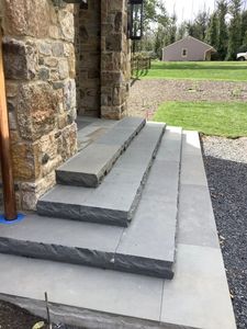 Marches d'escalier en grès gris Shivara 100% naturel, finition bruta, découpe sur mesure, pour extérieur de villa, application extérieure - Product Image 1