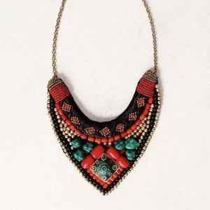 Collier artisanal en perles d'imitation multicolores avec motif floral géométrique pour femme, idéal pour les soirées - Product Image 2