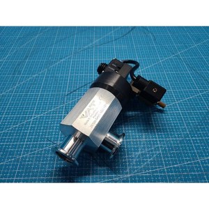 Válvula Angular Neumática con Fuelle VAT 26328-KA41-1001/0113 Usada Como Pieza de Repuesto para Equipos Legacy Semiconductor - Product Image 2
