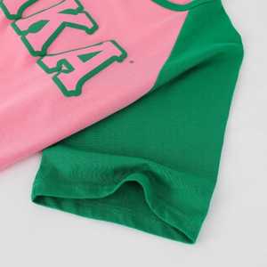 Camiseta Raglán Premium Rosa y Verde AKA para Mujer, Diseño con Estampado de Letras Griegas, Manga en Contraste, Cuello Redondo, Alta Calidad, Informal - Product Image 3