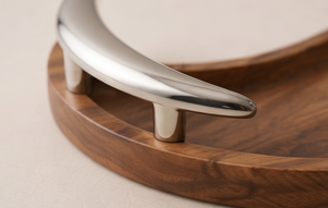 Tabla de servir artesanal de madera de mango en forma de media luna, bandeja decorativa con borde curvo y asas plateadas esculpidas - Product Image 2