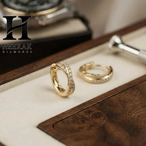 ต่างหูห่วงไขว้ทองคำ 18K หรูหรา ประดับเพชร VVS1 แบบ X-Design ต่างหูแบบ Huggie ดีไซน์อินฟินิตี้ ประดับเพชรแบบไมโครพาเว่ - Product Image 2