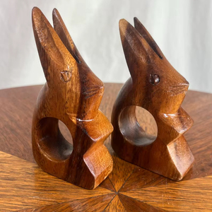 Anillos de Servilleta de Madera Tallados a Mano con Forma de Conejo, Par de Decoraciones de Mesa de Arte Folclórico, Coleccionables de Animales de Madera Rústica Marrón - Product Image 1