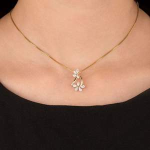 Collier pendentif en or avec fleurs et diamants pour femme – Pendentif en diamants taillés marquise et ronds – Élégant cadeau de bijoux en diamants - Product Image 1